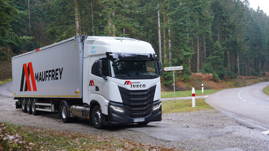 Camion GAZ du Groupe Mauffrey devant une forêt vosgienne